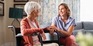 Haushaltshilfe im Alter: Seniorin im Gespräch mit Pflegekraft