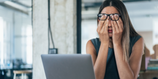 Frau in Büro erkennt Datenpanne im Unternehmen