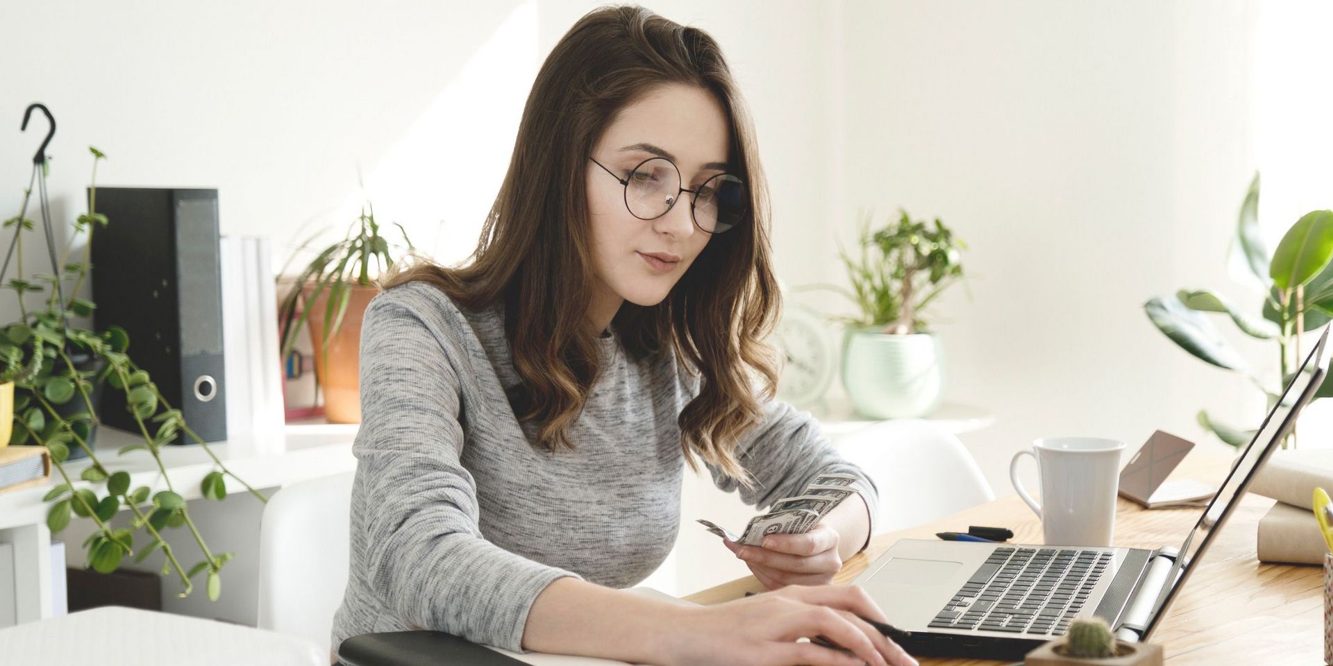 Selbstständigkeit und Bürgergeld Frau arbeitet am Computer