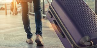 Urlaubsanspruch bei Arbeitgeberwechsel: Mann fährt nach seiner Kündigung mit seinem Koffer in den Urlaub