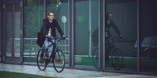 Mann auf Fahrrad auf dem Weg zur Arbeit