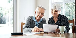Seniorenpaar prüft Steuererklärung