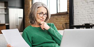 Rentenpunkte kaufen: Seniorin vor Laptop