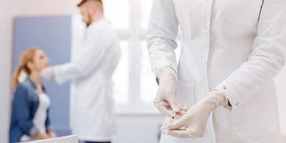 Arzt behandelt Patientin