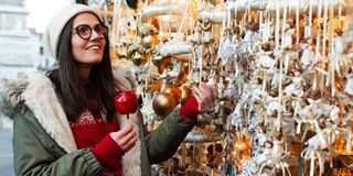 Frau am Weihnachtsmarktstand