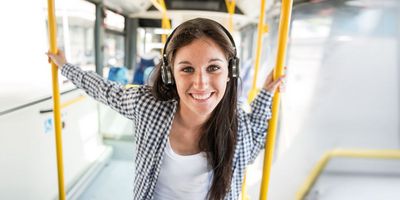 Mädchen mit Kopfhörern im Bus