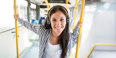 Azubis gesucht Mädchen mit Kopfhörern im Bus