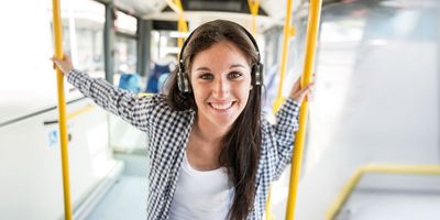 Frau in der Bahn