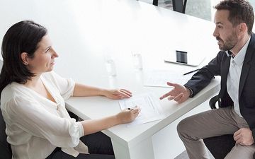 Zwei Personen diskutieren im Büro