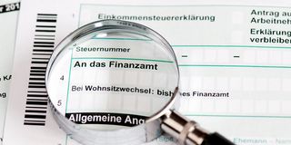 Dokument an das Finanzamt mit Lupe