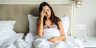 Urlaubsanspruch für Langzeitkranke: Kranke Frau im Bett