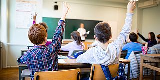Lehrerin vor Schulklasse 