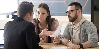 Personen im Gespräch am Konferenztisch