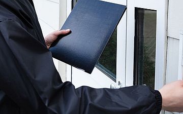 Hausdurchsuchung Polizist klingelt für Hausdurchsuchung