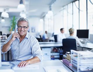 Mann am Telefon im Büro