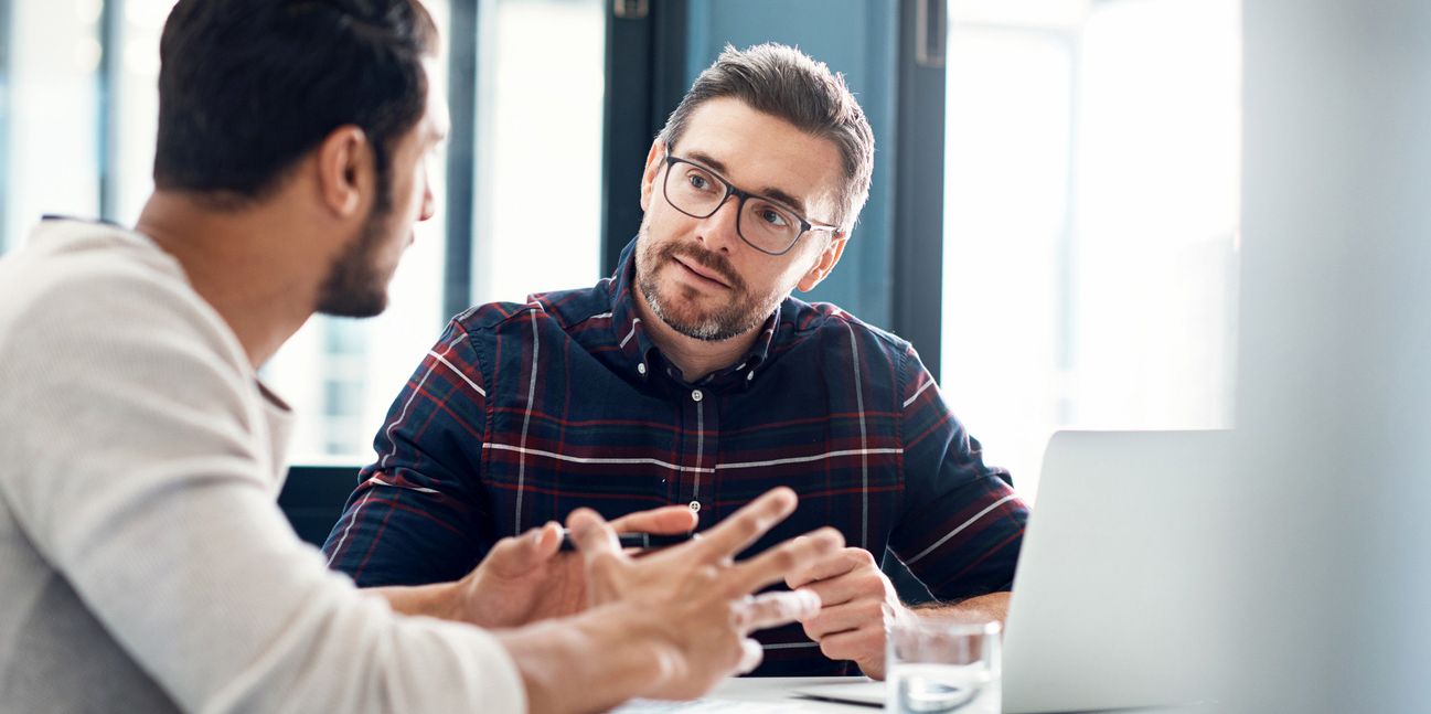 Ein Angestellter mit seinem Vorgesetzten im persönlichen Gespräch 