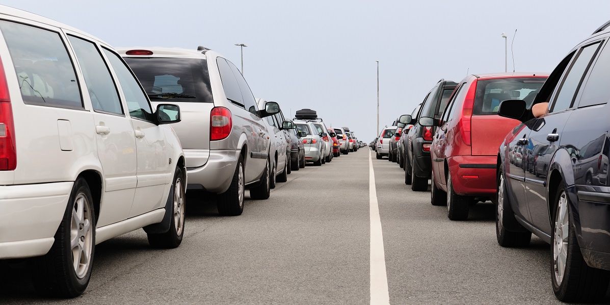 Verhalten bei Stau auf der Autobahn: Autos bilden eine Rettungsgasse