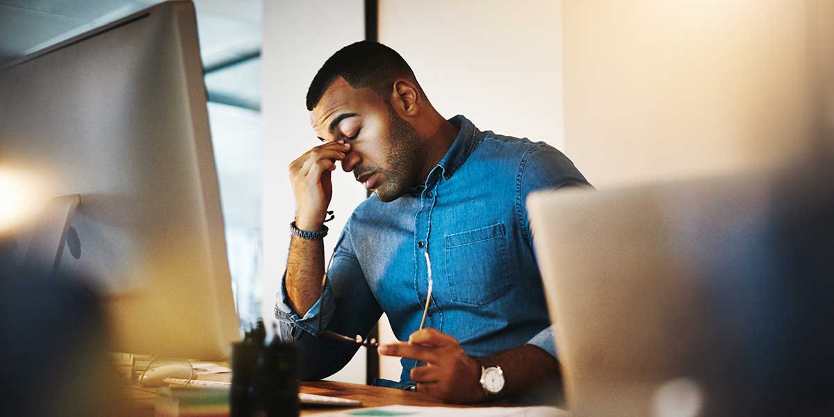 Arbeitnehmerhaftung Arbeitnehmerhaftung: Mann vor Bildschirm