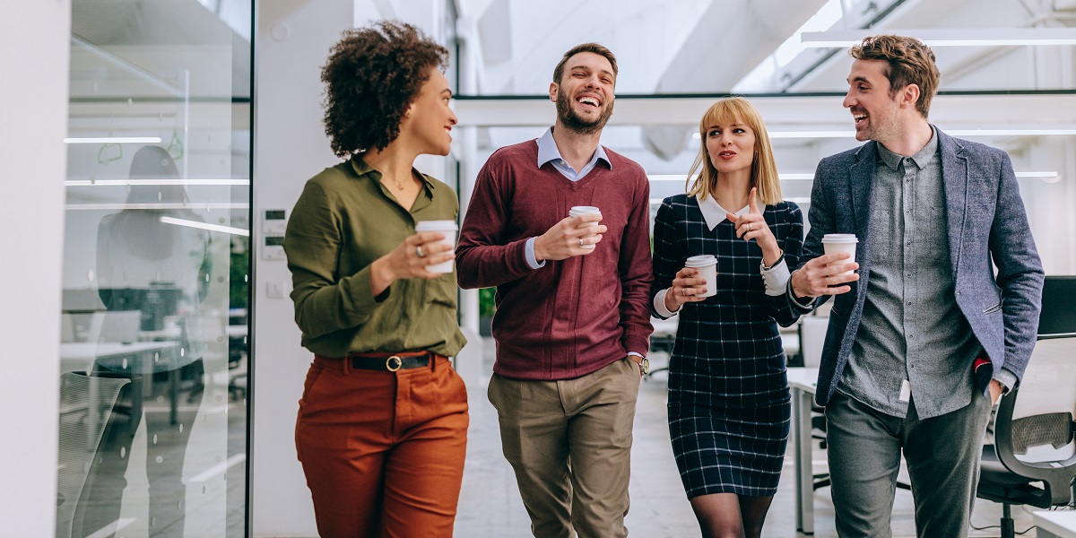 Arbeitszeit Regelungen Kollegen mit Kaffee in der Hand im Büro