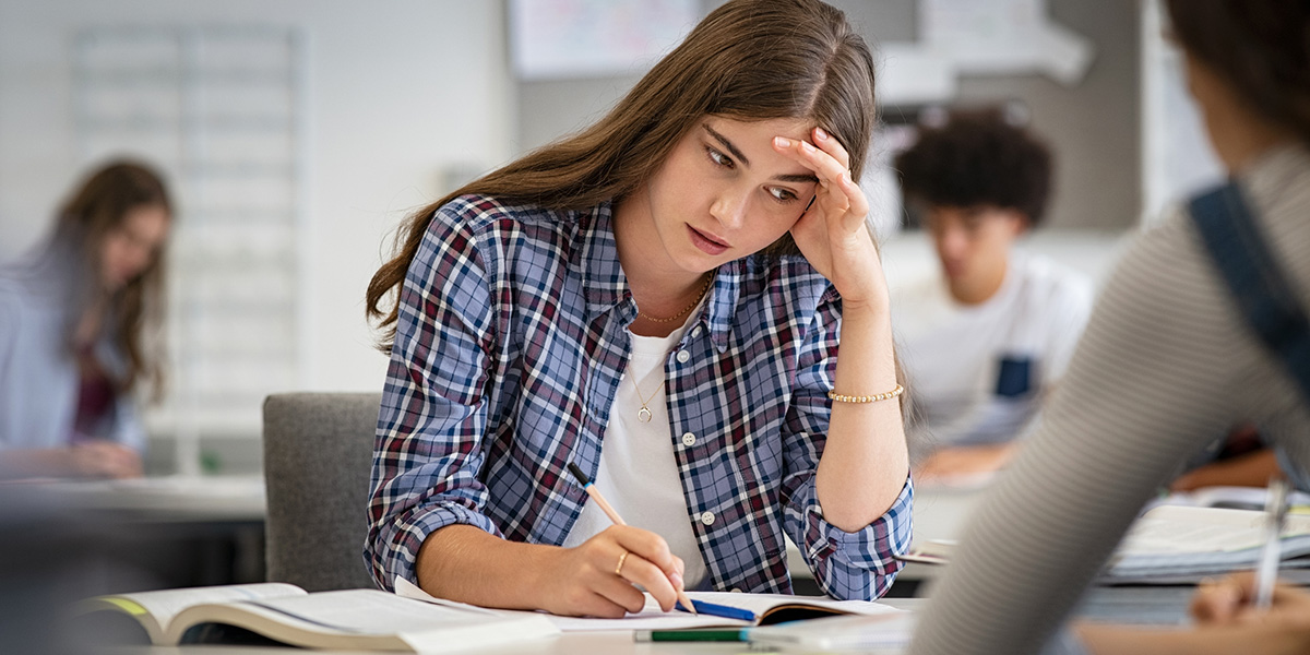 Ausbildung abbrechen Frau absolviert schriftliche Ausbildung