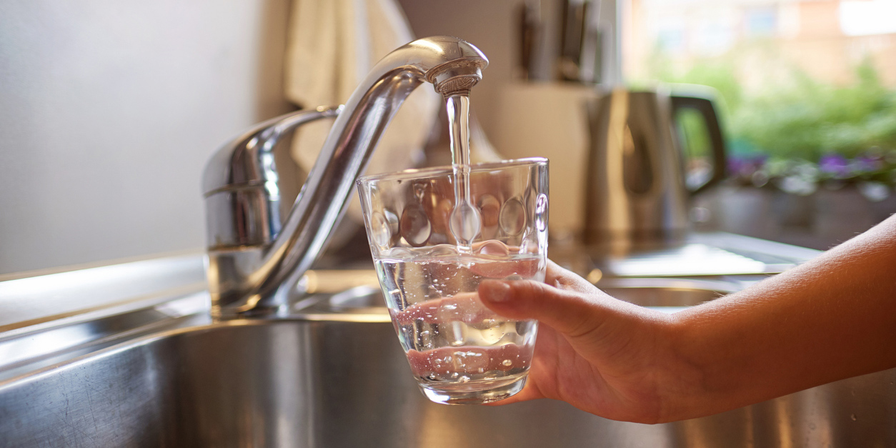Blei im Trinkwasser Glas mit Trinkwasser