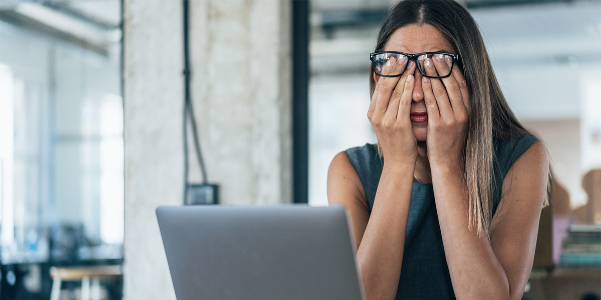 Datenpanne im Unternehmen Frau in Büro erkennt Datenpanne im Unternehmen