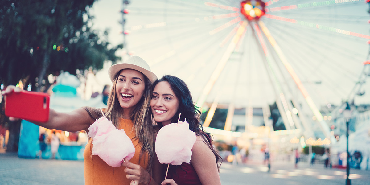 Digitaler Nachlass: Frauen machen Fotos mit dem Handy