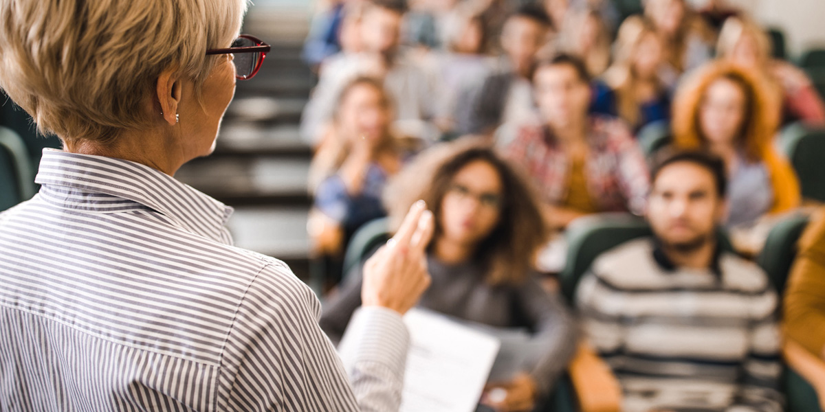 Professorin vor Studenten