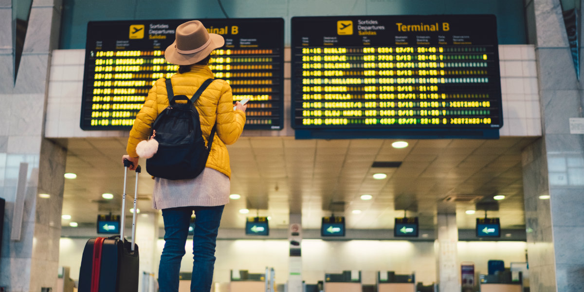 Frau am Flughafen