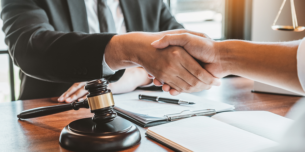 Gewohnheitsrecht im Arbeitsrecht Gewohnheitsrecht: Handschlag über Richterhammer