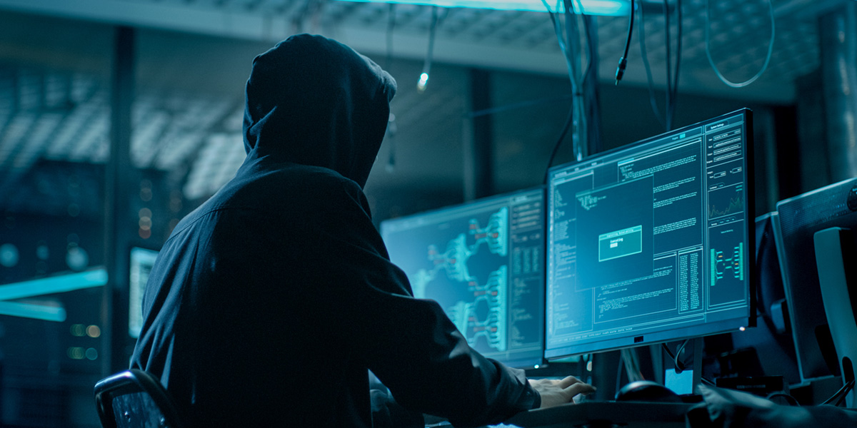 Hackerangriff auf Firmen Hacker am Computer