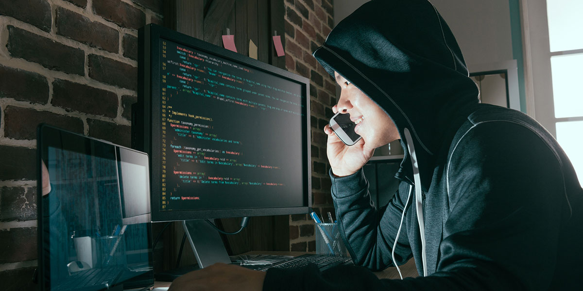 Identitätsdiebstahl Hacker vor dem Computer