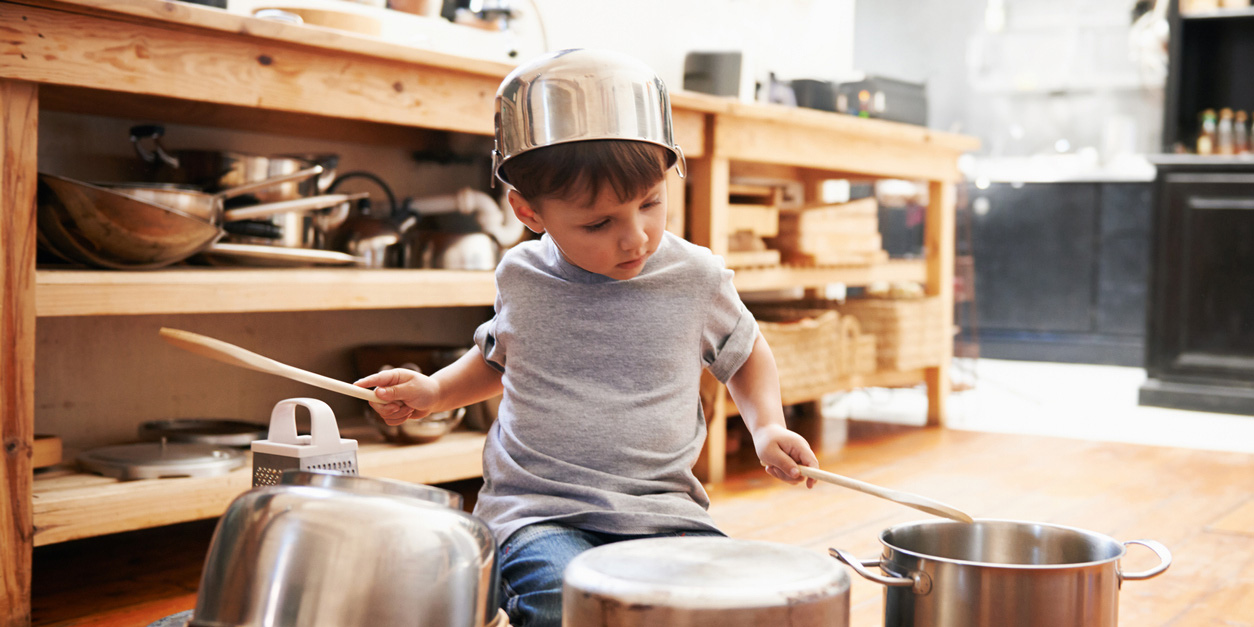 Lärm durch Kinder Kind trommelt auf Töpfe