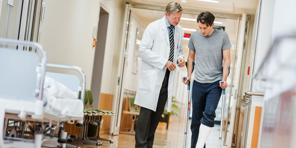 Anspruch auf Krankengeld Anspruch auf Krankengeld: Arzt mit Patienten im Gespräch