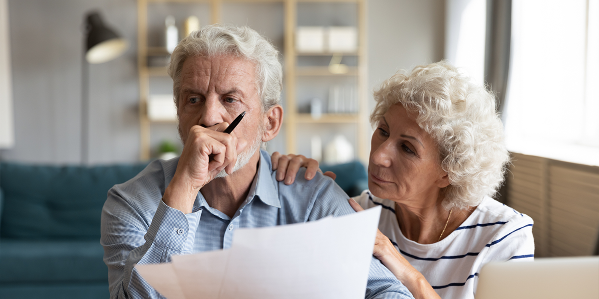 Älteres Paar liest Rentenbescheid
