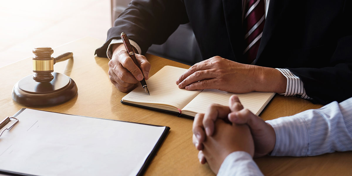 Schenkung vs. Erbschaft Zwei Personen in einem Meeting
