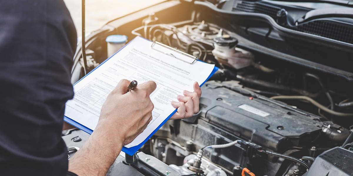 TÜV-Termin überzogen Person checkt Motor