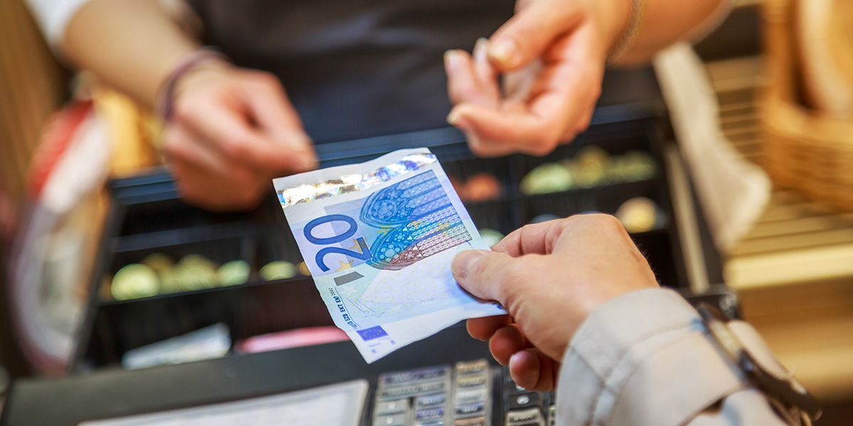 Unbewusst mit Falschgeld bezahlt Falscher 20-Euro-Schein