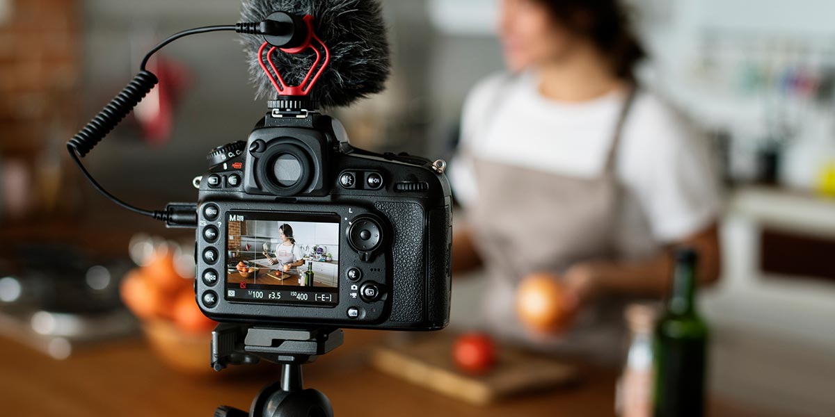 Kamera fotografiert eine Frau in der Küche