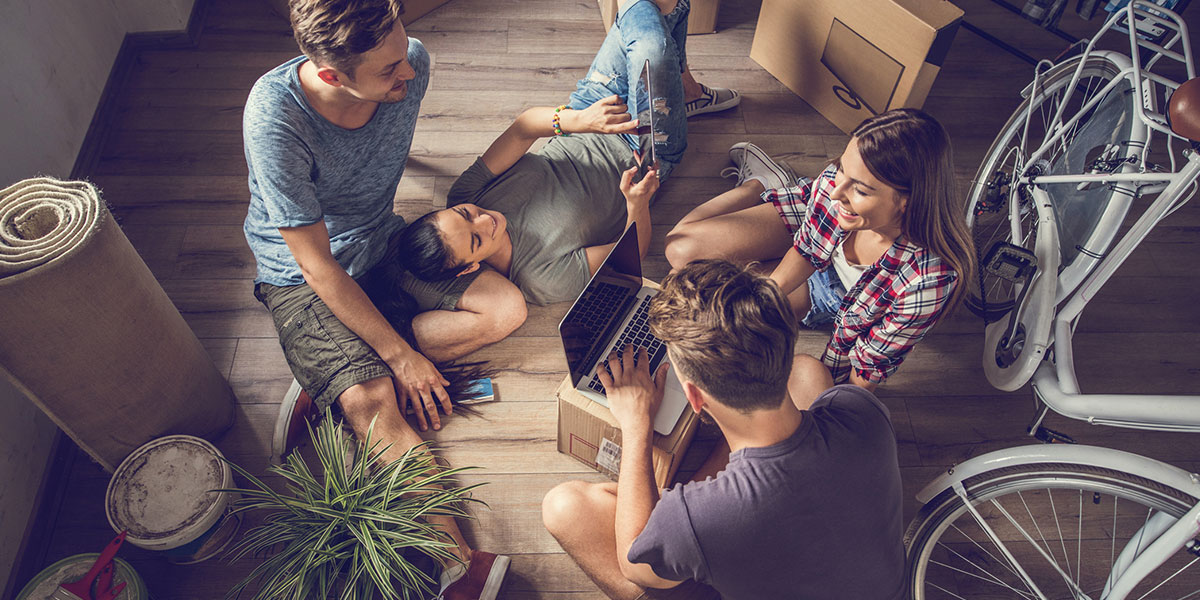 Gruppe Menschen sitzen zusammen