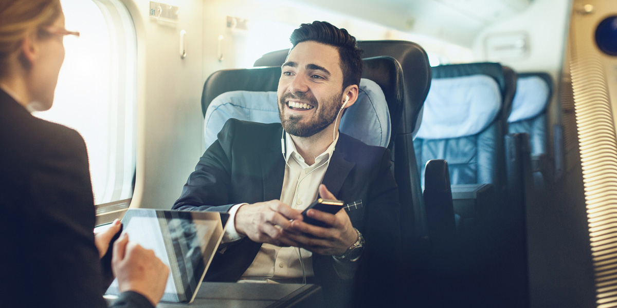 Arbeitsrecht auf Dienstreisen: Mann sitzt während einer Dienstreise im Zug