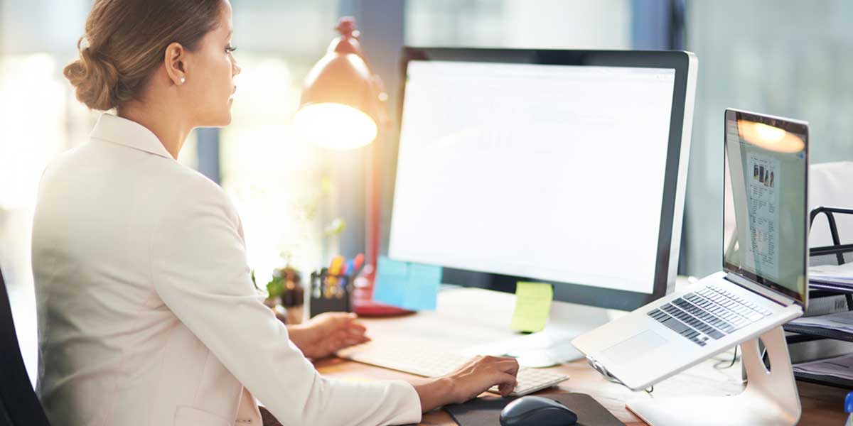 Bildschirmarbeitsverordnung Bildschirmarbeitsverordnung: Frau vor Monitor