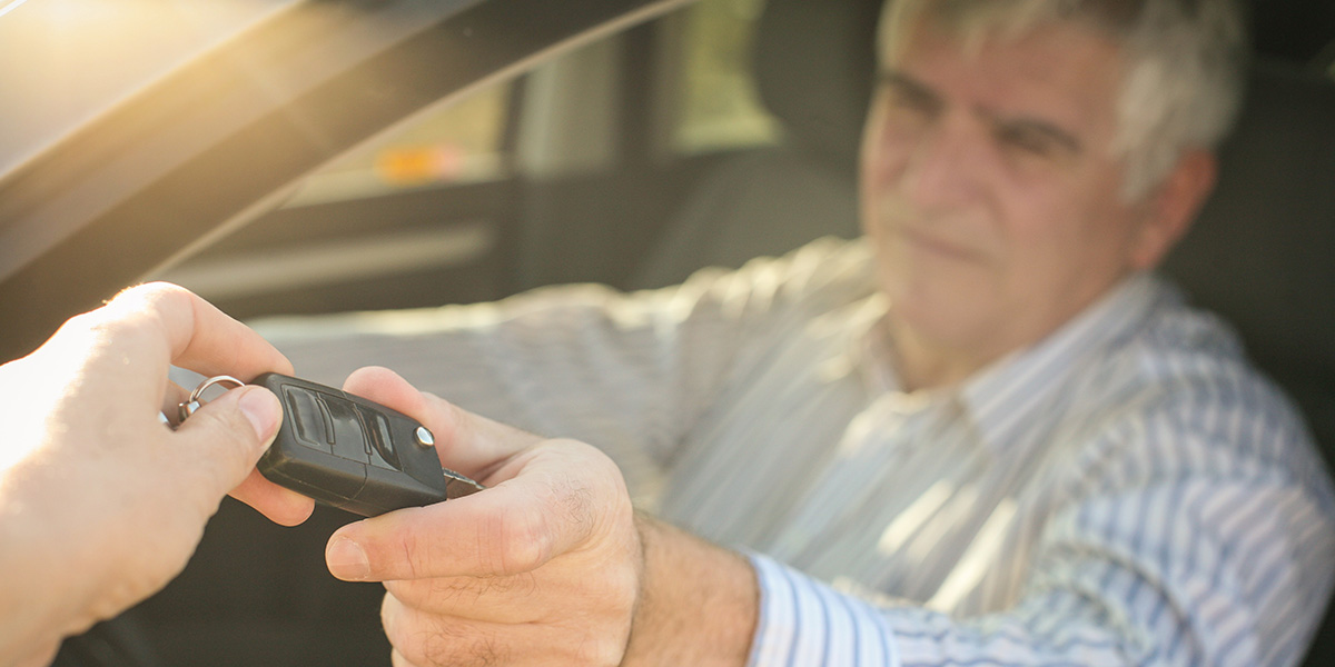 Fahrverbot für Rentner Senior gibt seinen Autoschlüssel ab