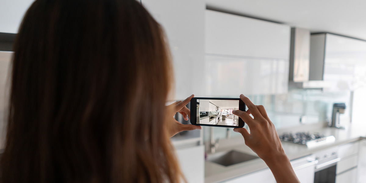 Wohnung inserieren Person macht Foto für Wohnungsinserat