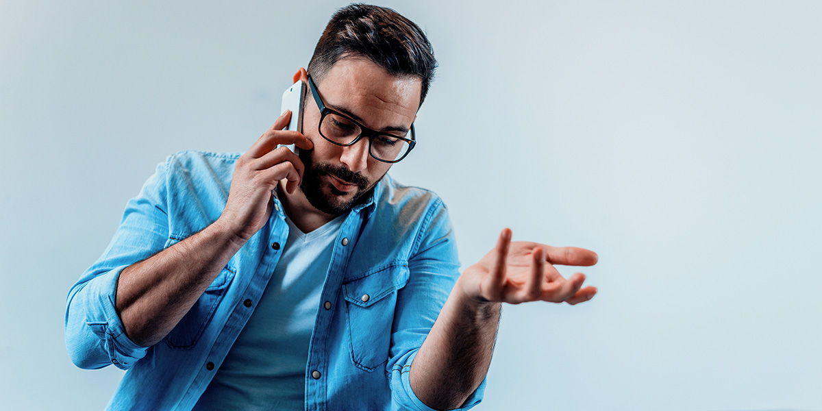 Mängelgewährleistungsrechte Ein Mann telefoniert mit dem Händler zu mangelhafter Ware