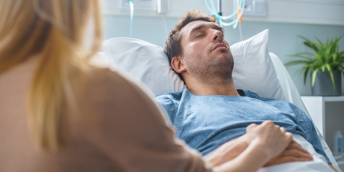 Notvertretungsrecht Frau am Krankenbett vertritt Rechte ihres Ehegatten