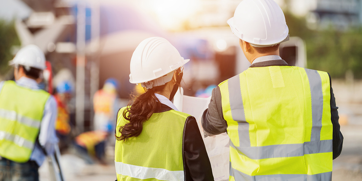 Schwarzarbeit Bauarbeiter in Warnweste arbeiten schwarz