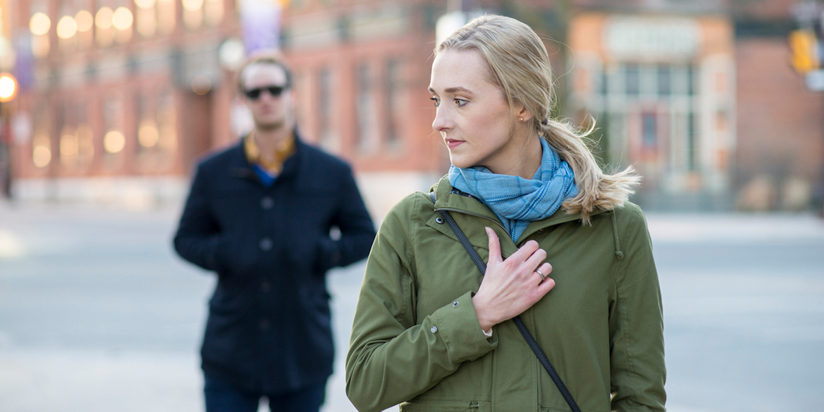 Was tun bei Stalking? Frau wird von Mann gestalked