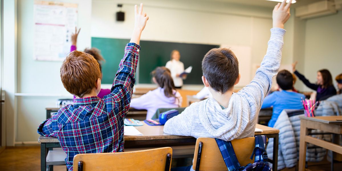 Was dürfen Lehrer nicht? Lehrerin vor Schulklasse